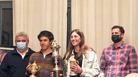 Mateo Quiroga y Lousiane Gauthier recibiendo sus trofeos