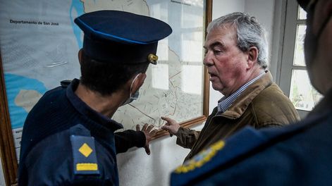 Luis Alberto Heber junto a oficiales de la Policía. Foto: Javier Calvelo / adhocFOTOS