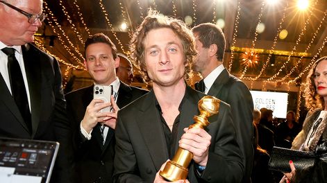 Jeremy Allen White recibe el premio Globo de Oro a mejor actor en una serie de comedia por su interpretación de Carmy Berzatto en The Bear