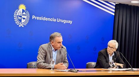 Presidente de la República, Yamandú Orsi, y ministro de Trabajo, Juan Castillo, durante la conferencia de prensa el jueves 19.