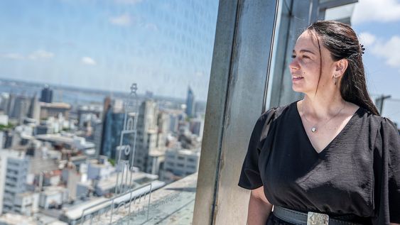 La directora de Turismo Karina Fortete en el mirador de la Intendencia de Montevideo.