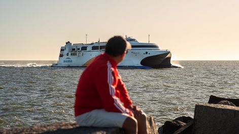 El buque Francisco entrando al Puerto de Montevideo.