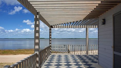 Búsqueda | Las galerías tienen aleros de madera dura que tamizan la luz y están revestidas con calcáreos color blanco antiguo y negro. Fotos: Surpress Agency