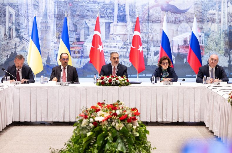 Una fotografía facilitada por la Oficina de Prensa del Ministerio de Asuntos Exteriores de Turquía muestra al ministro de Asuntos Exteriores turco, Hakan Fidan (C), asistiendo a la reunión de las delegaciones ucraniana y rusa en la Oficina Presidencial en Estambul, Turquía, el 16 de mayo de 2025