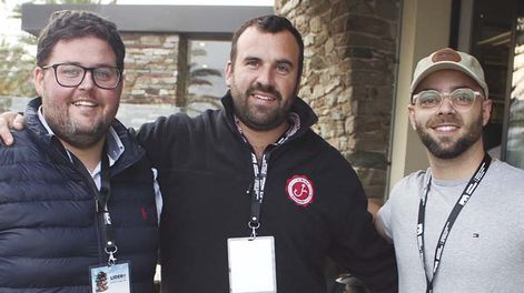 El ejecutivo comercial de RDG Trading, Mateo Dillon; Hernán Heguaburu, de Estancia Romanza; y Pablo Avero, de Frigorífico Saturno