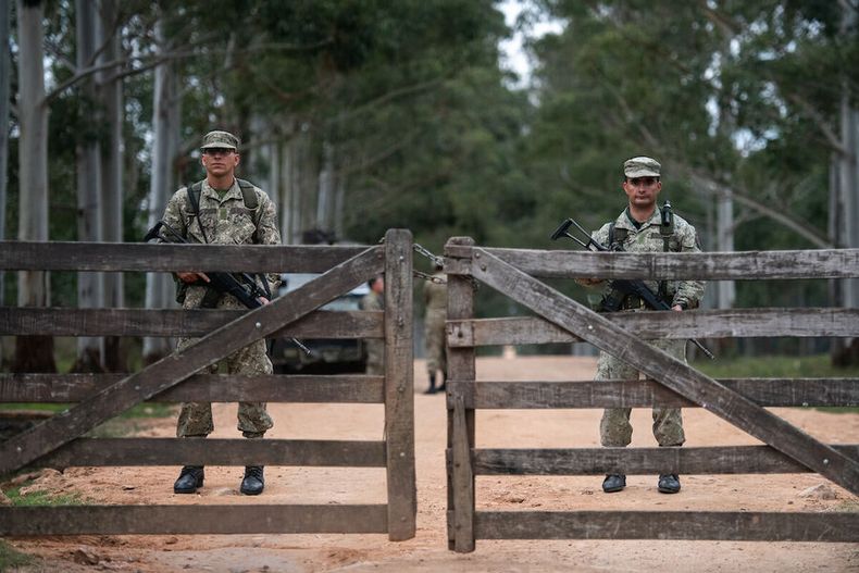 Militares en el Batallón 14 de Infantería en Toledo, Canelones, donde se hallaron restos óseos. Foto: Santiago Mazzarovich / adhocFOTOS.
