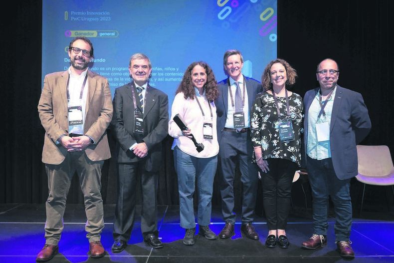 Representantes de Ceibal recibiendo el Premio PwC Uruguay. Foto: PwC