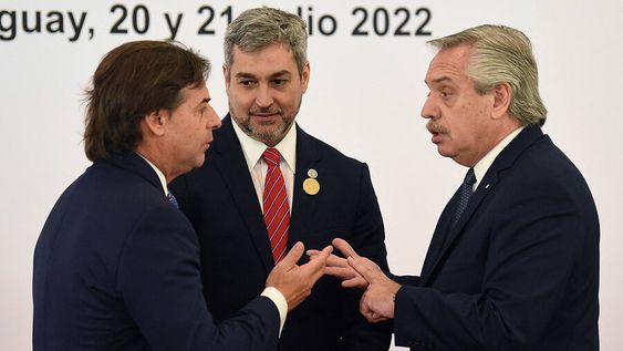 Lacalle Pou, Abdo Benitez y Alberto Fernández en la última cumbre del Mercosur. Foto: AFP