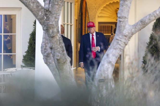Donald Trump se prepara para hablar con los medios sobre su reunión con el presidente ucraniano en los jardeines de la Casa Blanca.