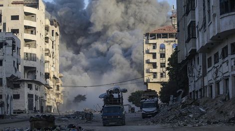 El humo se eleva en la Torre de La Meca tras un ataque aéreo israelí durante una operación militar israelí en la ciudad de Gaza, Franja de Gaza, el 28 de setiembre de 2025.