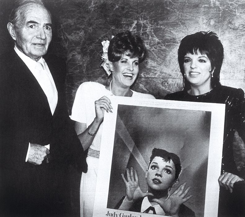 Lorna Luft y Liza Minnelli, hijas de Judy Garland, junto a James Mason, coprotagonista de Nace una estrella.