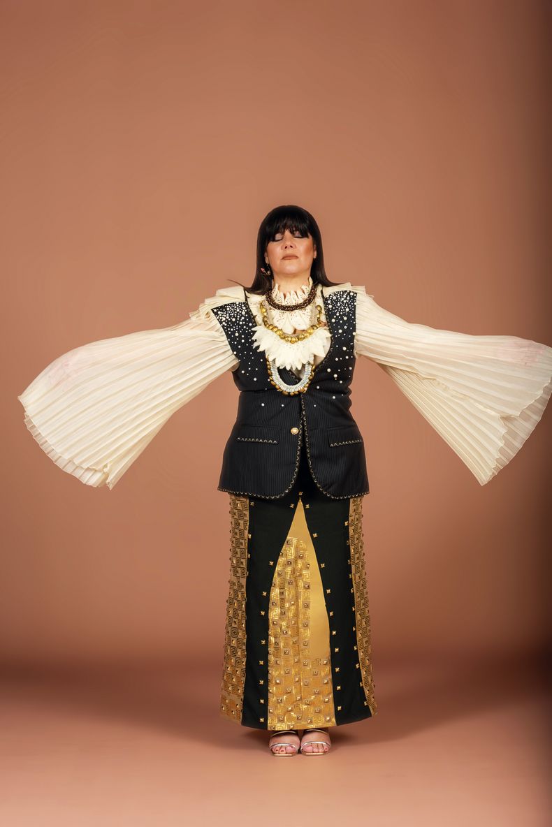 Blazer diseñado y realizado por Matilde Olivera, Facundo del Puerto, Sofía Ferreira. Falda por Eleonora Custodio, Oriana Colinet, Lilian Latorre y Valentina Lema. Accesorios: collar de Cazot, Fernández (inspirado en La Patria, obra en MNAV).