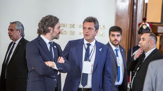 Alberto Fernández, Santiago Cafiero y Sergio Massa durante la Cumbre del Mercosur en 2022. Foto: Mauricio Zina / adhocFOTOS Alberto Fernández, Santiago Cafiero y Sergio Massa durante la Cumbre del Mercosur en 2022. Foto: Mauricio Zina / adhocFOTOS