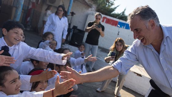 El presidente Yamandú Orsi saludando estudiantes de la Escuela N° 10 de Mercedes El presidente Yamandú Orsi saludando estudiantes de la Escuela N° 10 de Mercedes