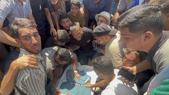 El número de periodistas asesinados el lunes 25 de agosto en el bombardeo israelí contra el Hospital Nasser, en el sur de Gaza, aumentó a cinco, después de que un reportero independiente, que trabajaba para diferentes medios, sucumbiera a sus heridas.