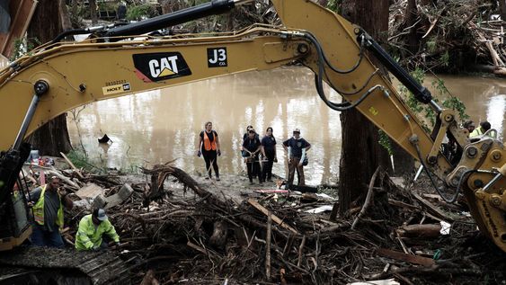 Los equipos de primera respuesta buscan en un lugar donde un perro de búsqueda y rescate dio positivo en Ingram, Texas, EE. UU., el 7 de julio de 2025 Los equipos de primera respuesta buscan en un lugar donde un perro de búsqueda y rescate dio positivo en Ingram, Texas, EE. UU., el 7 de julio de 2025