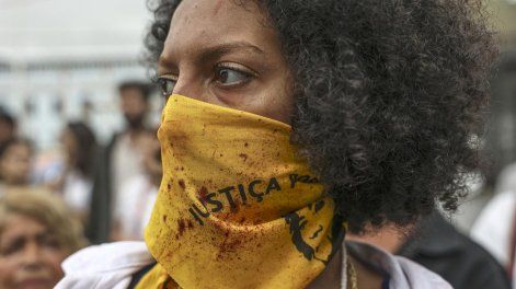 Residentes del complejo de favelas de Penha y representantes de movimientos sociales participan en un acto en la comunidad de Vila Cruzeiro este viernes, en Río de Janeiro (Brasil).