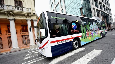 Uno de los primeros ómnibus eléctricos que recorrió Montevideo. Foto: Nicolás Celaya, adhocFOTOS