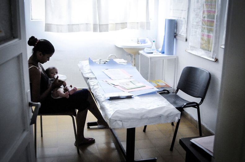 Una madre con su hijo en una consulta médica: el subsidio para los padres recientes es poco conocido y utilizado. Foto: Javier Calvelo / adhocFOTOS
