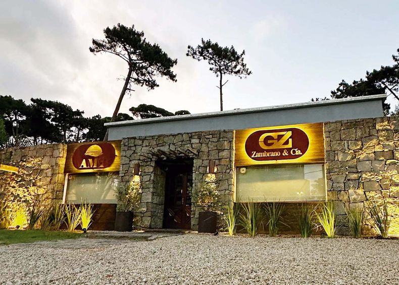 Las nuevas oficinas de Zambrano & Cía y Andrés Martínez en Punta del Este están ubicadas en la esquina de Pedragosa Sierra y Le Mans