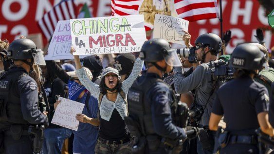 Activistas exhiben pancartas durante las protestas provocadas por las redadas migratorias en Los Ángeles, California, EE. UU., el 8 de junio de 2025 Activistas exhiben pancartas durante las protestas provocadas por las redadas migratorias en Los Ángeles, California, EE. UU., el 8 de junio de 2025