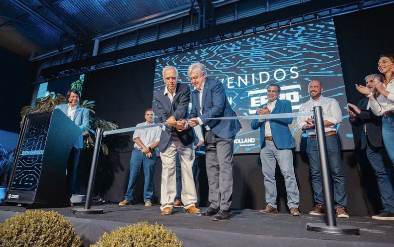 El director del Grupo Erro, Jorge Erro, y el presidente mundial de New Holland, Carlo Lambro, inauguraron la nueva sucursal en Salto&nbsp;