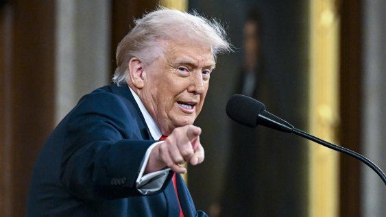 El presidente estadounidense, Donald J. Trump, pronuncia su primer discurso sobre el Estado de la Unión de su segundo mandato ante una sesión conjunta del Congreso en la Cámara de Representantes del Capitolio, en Washington, el 24 de febrero de 2026.