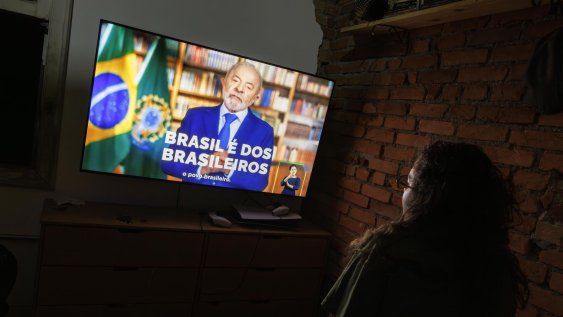 Una mujer observa una alocución del presidente de Brasil, Luiz Inácio Lula da Silva, este jueves, en San Pablo Una mujer observa una alocución del presidente de Brasil, Luiz Inácio Lula da Silva, este jueves, en San Pablo