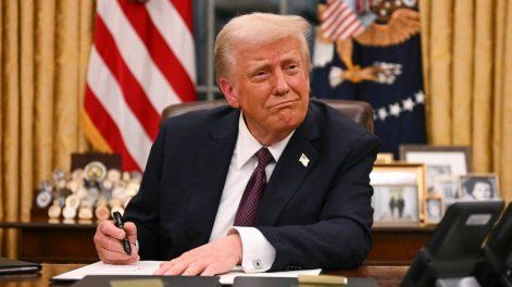 Donald Trump, en su despacho en la Casa Blanca, firmando las primeras resoluciones de su segundo mandato
