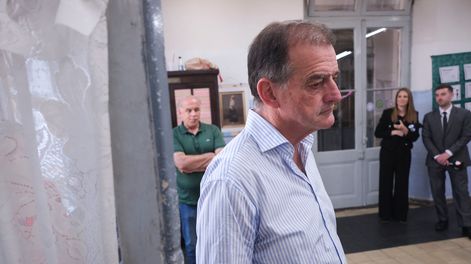 Guido Manini Ríos, senador y líder de Cabildo Abierto, votando en la escuela n° 2 Argentina en el Centro de Montevideo, este domingo 27