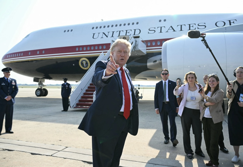 Donald Trump habla con la prensa antes de abordar el Boeing 747-8 regalado por Qatar a Estados Unidos, que utilizó por primera vez como Air Force One.