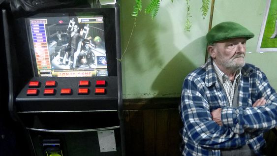 Máquina tragamonedas en un bar en Canelones. Máquina tragamonedas en un bar en Canelones.