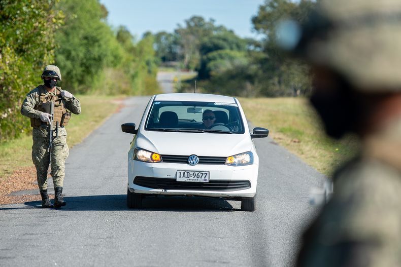 Militares del Ejército Nacional durante un control de rutina en la frontera entre Uruguay y Brasil.