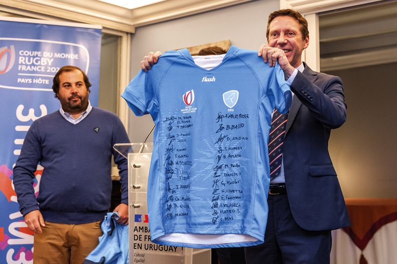 El embajador de Francia Jean-Paul Seytre recibió como obsequio la camiseta de los Teros.