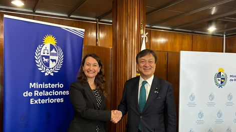 Vicecanciller Valeria Csukasi junto al ministro de Asuntos Exteriores de Japón, Horii Iwao