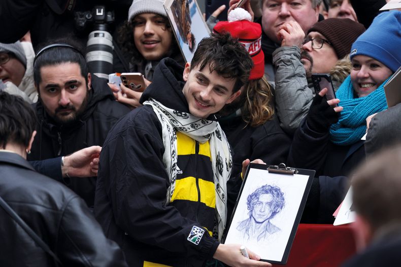 Al arribar, Timothée&nbsp;Chalamet pasó tanto&nbsp;tiempo con sus fans que&nbsp;llegó casi media hora tarde&nbsp;a la rueda de prensa en la&nbsp;que presentaba la biopic&nbsp;Un completo desconocido,&nbsp;basada en los primeros&nbsp;años de Bob Dylan en&nbsp;Nueva York&nbsp;