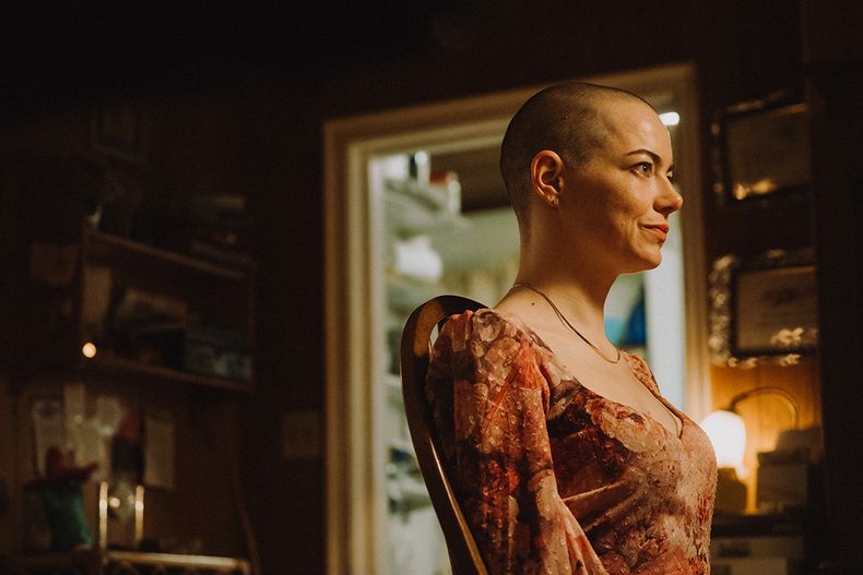 Emma Stone es Michelle en Bugonia, la nueva película de Yorgos Lanthimos que se estrena en cines este jueves 11 de diciembre.
