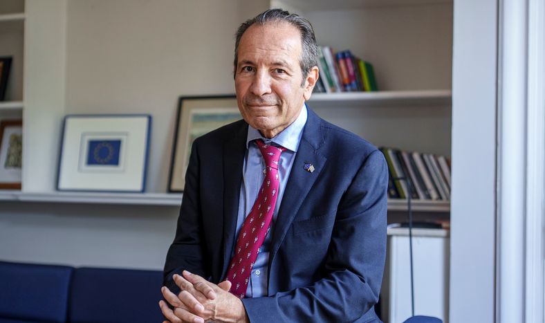 Embajador de la Unión Europea en Montevideo, Petros Mavromichalis.