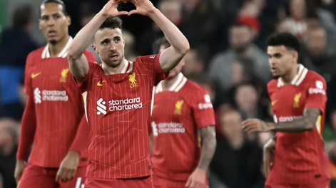 El delantero portugués del Liverpool, Diogo Jota (en primer plano), celebra su gol contra el Everton en la Premier League en Anfield el 2 de abril de 2025