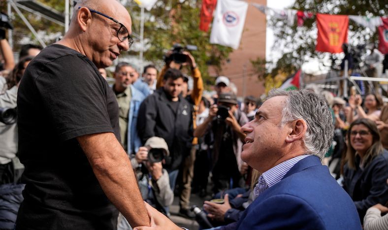 Marcelo Abdala y Yamandú Orsi durante el acto del Día de los Trabajadores