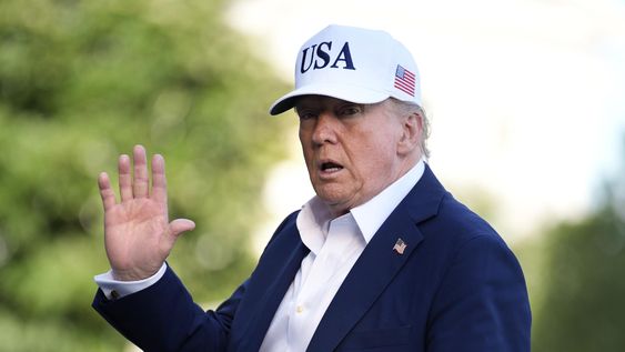El presidente de Estados Unidos, Donald Trump, saluda a los periodistas en el jardín sur de la Casa Blanca El presidente de Estados Unidos, Donald Trump, saluda a los periodistas en el jardín sur de la Casa Blanca