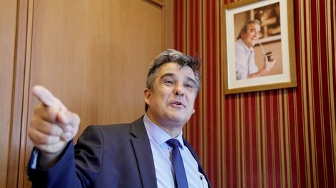 Búsqueda | Carlos Camy durante la entrevista con Búsqueda. Foto: Javier Calvelo / adhocFOTOS