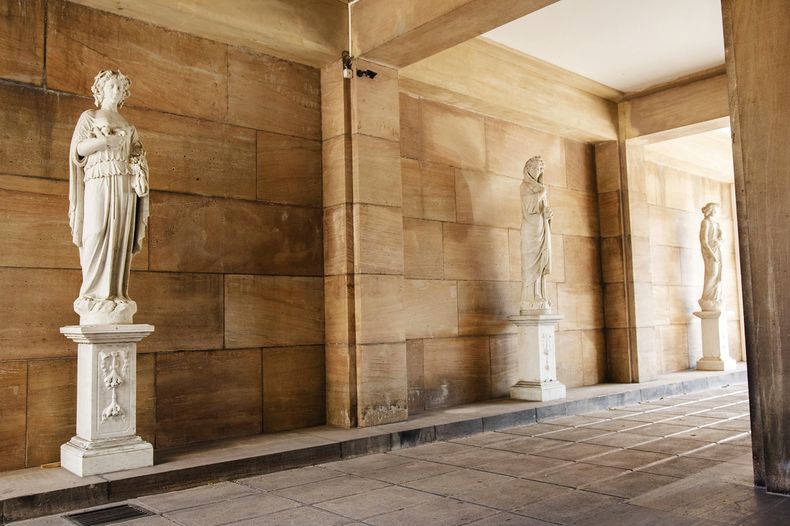 Dentro de la cochera se ubican tres esculturas traídas de Italia por Méndes Gonçalves. Cada una representa una estación del año; la cuarta -el otoño- se encuentra en un patio interno de la residencia.