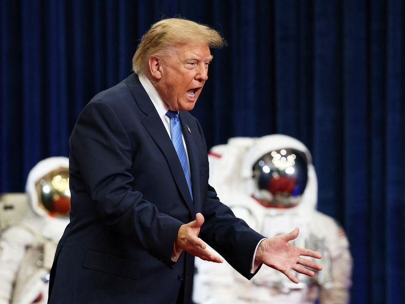 El presidente de Estados Unidos, Donald Trump, llega a una ceremonia en honor a los miembros de la tripulación de Artemis II en el Centro Espacial Johnson de la NASA el 28 de agosto de 2026 en Houston, Texas.