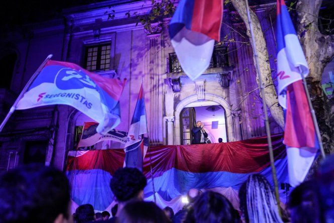 Mario Bergara da un discurso en la sede del Frente Amplio, luego de ganar la elecciones departamentales en Montevideo