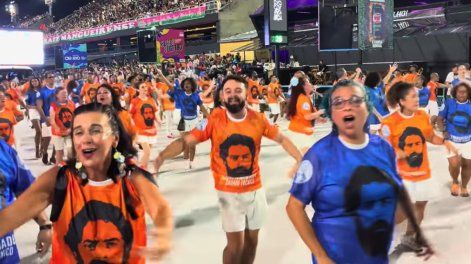 Académicos de Niteroi con camisetas de Lula durante un ensayo del carnaval de Río de Janiro.