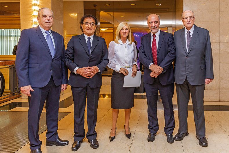 El vicepresidente de ADM Roberto Brezzo con el presidente de ADM Jorge Abuchalja, la vicepresidenta de la República Beatriz Argimón, el ministro de Trabajo y Seguridad Social Pablo Mieres y el secretario general de ADM Enrique Giner