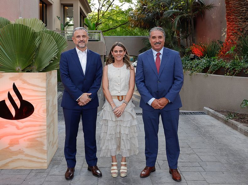 De Santander Uruguay: director de Finanzas Gonzalo Bava, head de Private Banking Andreina Roux y Gustavo Trelles, country head-CEO.