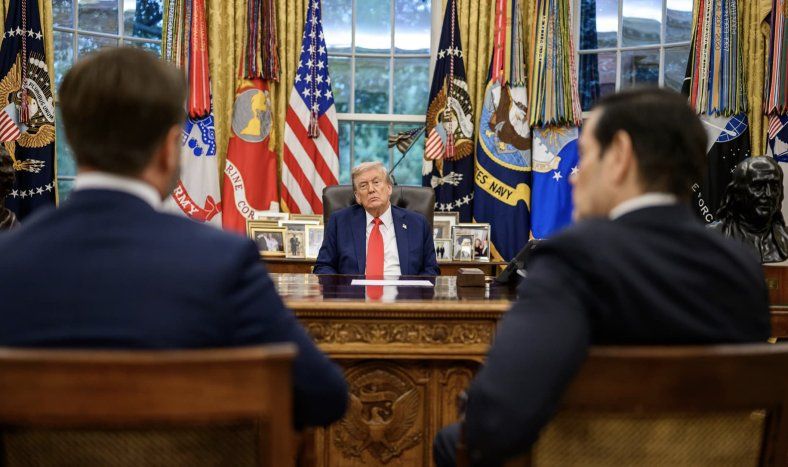 Donald Trump en la Casa Blanca, antes de una llamada con el presidente ruso Vladimir Putin, 18 de agosto de 2025.