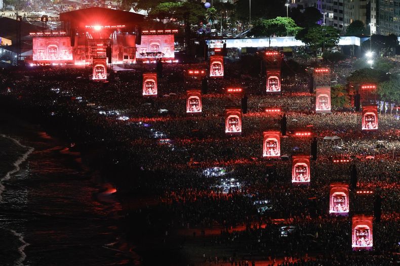 La cantante y compositora estadounidense Lady Gaga se presentó en un macroconcierto gratuito en la playa de Copacabana, en Río de Janeiro